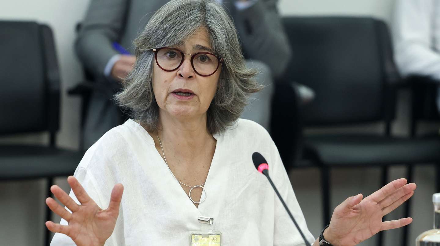 Teresa Moreno, neuropediatra que acompanhou as menores e co-autora da carta dirigida ao então diretor clínico do Centro Hospital de Santa Maria a contestar o tratamento, fala durante a sua audição perante os deputados da Comissão Parlamentar de Inquérito - Gémeas Tratadas com o Medicamento Zolgensma, na Assembleia da República, em Lisboa, 11 de outubro de 2024. Em causa o processo, que tem como arguidos o ex-secretário de Estado da Saúde, Lacerda Sales, e Nuno Rebelo de Sousa, filho do Presidente da República, está o tratamento hospitalar das duas crianças luso-brasileiras que receberam o medicamento Zolgensma. ANTÓNIO COTRIM/LUSA