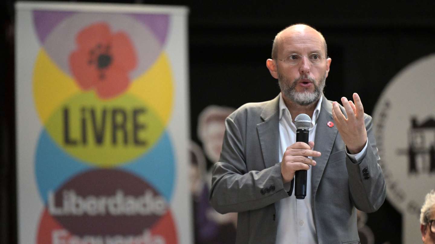 O porta-voz do partido Livre, Rui Tavares, intervém durante uma conversa sobre habitação, no âmbito da campanha para as eleições legislativas, na Associação de Moradores da Bouça, no Porto, 02 de maio de 2025. FERNANDO VELUDO/LUSA