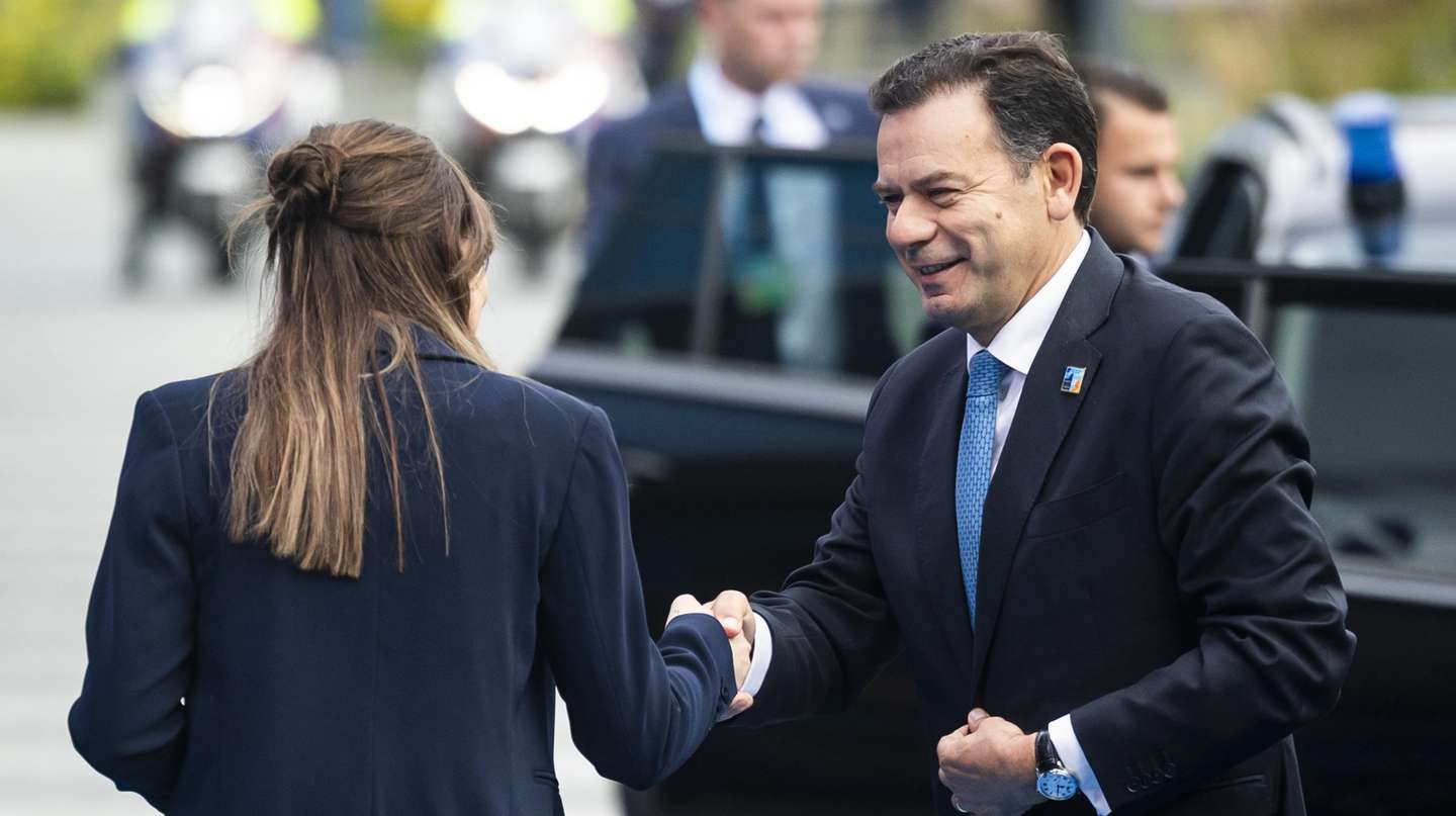 epa12196098 Portuguese Prime Minister Luis Montenegro (R) arrives for the NATO Summit at the World Forum in The Hague, The Netherlands, 25 June 2025. The Netherlands, for the first time in NATO's history of existence, is hosting a NATO summit.  EPA/IRIS VAN DEN BROEK