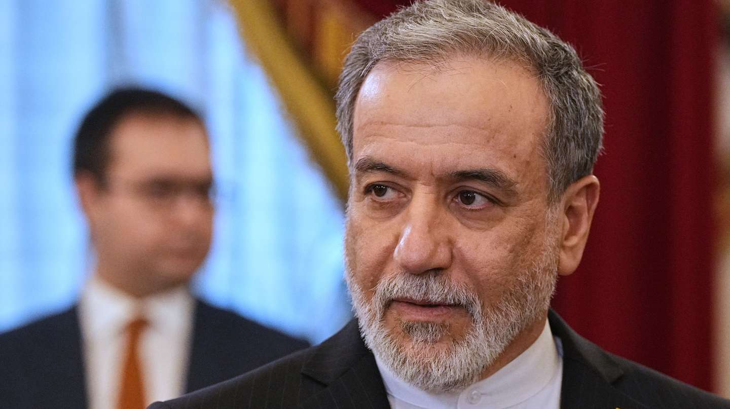 epa12917343 Iranian Foreign Minister Abbas Araghchi arrives to attend his talks with the Russian president at the Boris Yeltsin Presidential Library in St. Petersburg, Russia, 27 April 2026.  EPA/DMITRI LOVETSKY / POOL