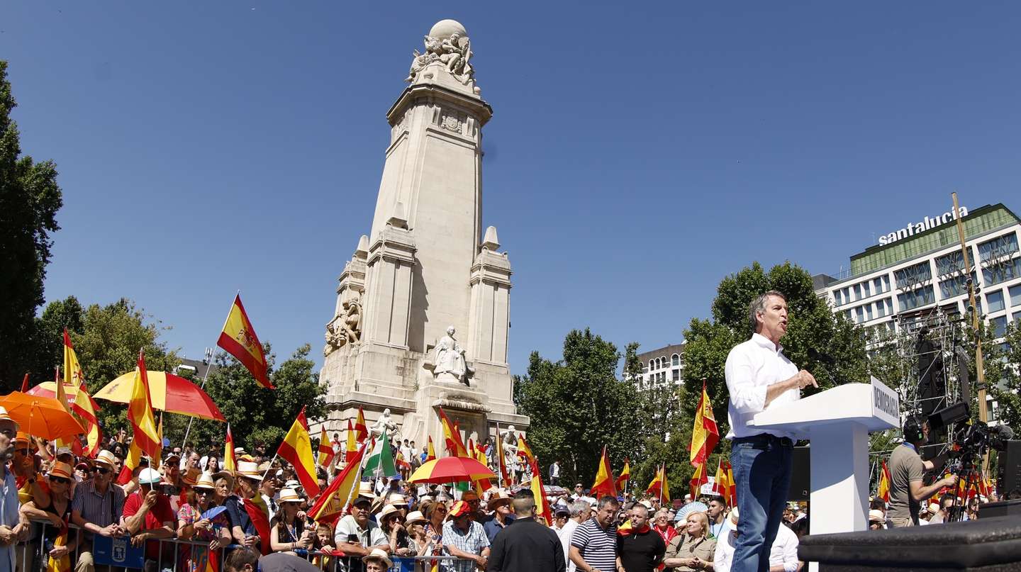 epa12163649 People's Party leader, Alberto Nunez Feijoo speaks during a demonstration organized by the main opposition conservative People's Party against the government under the motto 'Democracy or Mafia' in Madrid, Spain, 08 June 2025.  EPA/JAVIER LIZON