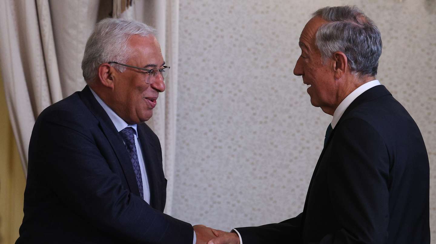 O Presidente da República, Marcelo Rebelo de Sousa (D), cumprimenta o primeiro-ministro, António Costa (E), durante a cerimónia de posse dos novos secretários de Estado, no palácio de São Bento, em Lisboa, 02 de dezembro de 2022. TIAGO PETINGA/LUSA