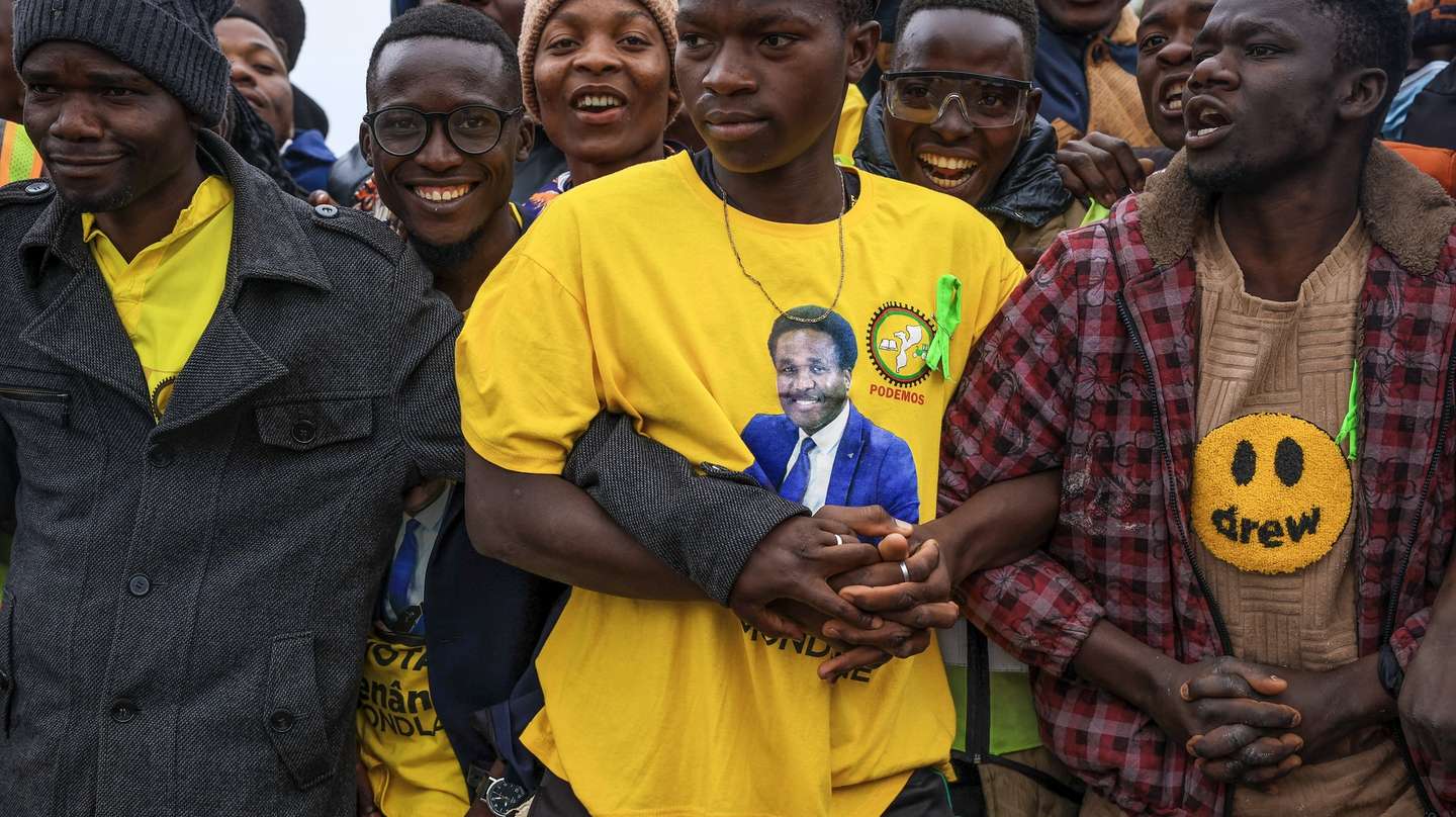 Supporters of presidential candidate Venâncio Mondlane, backed by the People's Democratic Party of Mozambique (PODEMOS), during a campaign event in Chimoio in Maputo, 02 October 2024. Mozambique is holding its seventh presidential elections on 9 October, in which the current head of state, Filipe Nyusi, who has reached the constitutional limit of two terms, is no longer running, at the same time as the seventh legislative elections and the fourth elections for provincial assemblies and governors.  JOSÉ COELHO/LUSA