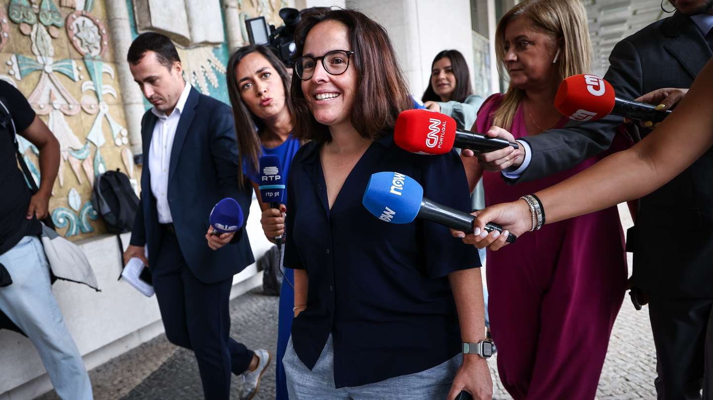 A humorista, Joana Marques (C), à chegada para uma sessão de julgamento sobre o caso em que os Anjos exigem uma indemnização de mais de 1 milhão de euros a Joana Marques por uma piada sobre uma interpretação do hino nacional, em Lisboa, 11 de julho de 2025. RODRIGO ANTUNES/LUSA