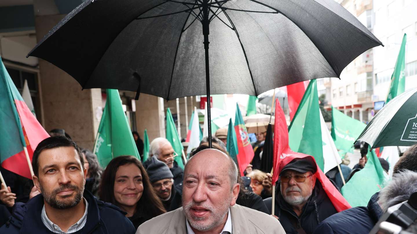 O candidato às eleições presidenciais, António Filipe (C), acompanhado por João Ferreira (E), vereador da Câmara Municipal de Lisboa (CML), durante uma ação de campanha em Queluz, Sintra, 13 de janeiro de 2026. Os portugueses elegem o novo Presidente da República em 18 de janeiro. ANTÓNIO COTRIM/LUSA