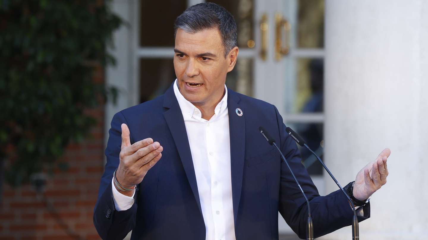 epa10160930 Spanish Prime Minister Pedro Sanchez gestures while speaking during an open  question round with citizens at Moncloa Palace in Madrid, Spain, 05 September 2022.  EPA/JUAN CARLOS HIDALGO