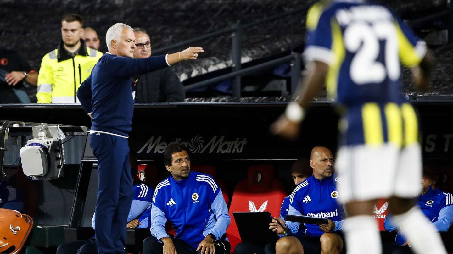 epa12287339 Fenerbahce SK coach Jose Mourinho gestures during the UEFA Champions League third qualifying round, 1st leg soccer match between Feyenoord Rotterdam and Fenerbahce SK, in Rotterdam, the Netherlands, 06 August 2025.  EPA/BART STOUTJESDIJK