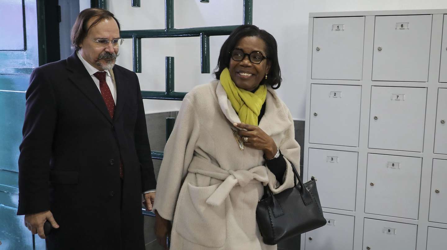 Ministra da Justiça, Francisca Van Dunem (D) acompanhada pelo Director-geral de Reinserção e Serviços Prisionais, Rómulo Mateus (E) durante a visita ao Estabelecimento Prisional de Lisboa (EPL), esta visita pretende reforçar a política de proximidade e humanização nas prisões e sublinhar a importância das medidas de reinserção social. O EPL tem uma nova sala de espera para visitantes (com capacidade para cerca de uma centena de pessoas), espaço que permitirá que aguardem a entrada com conforto, dentro do edifício. Lisboa, 24 de dezembro de 2019. MIGUEL A. LOPES/LUSA