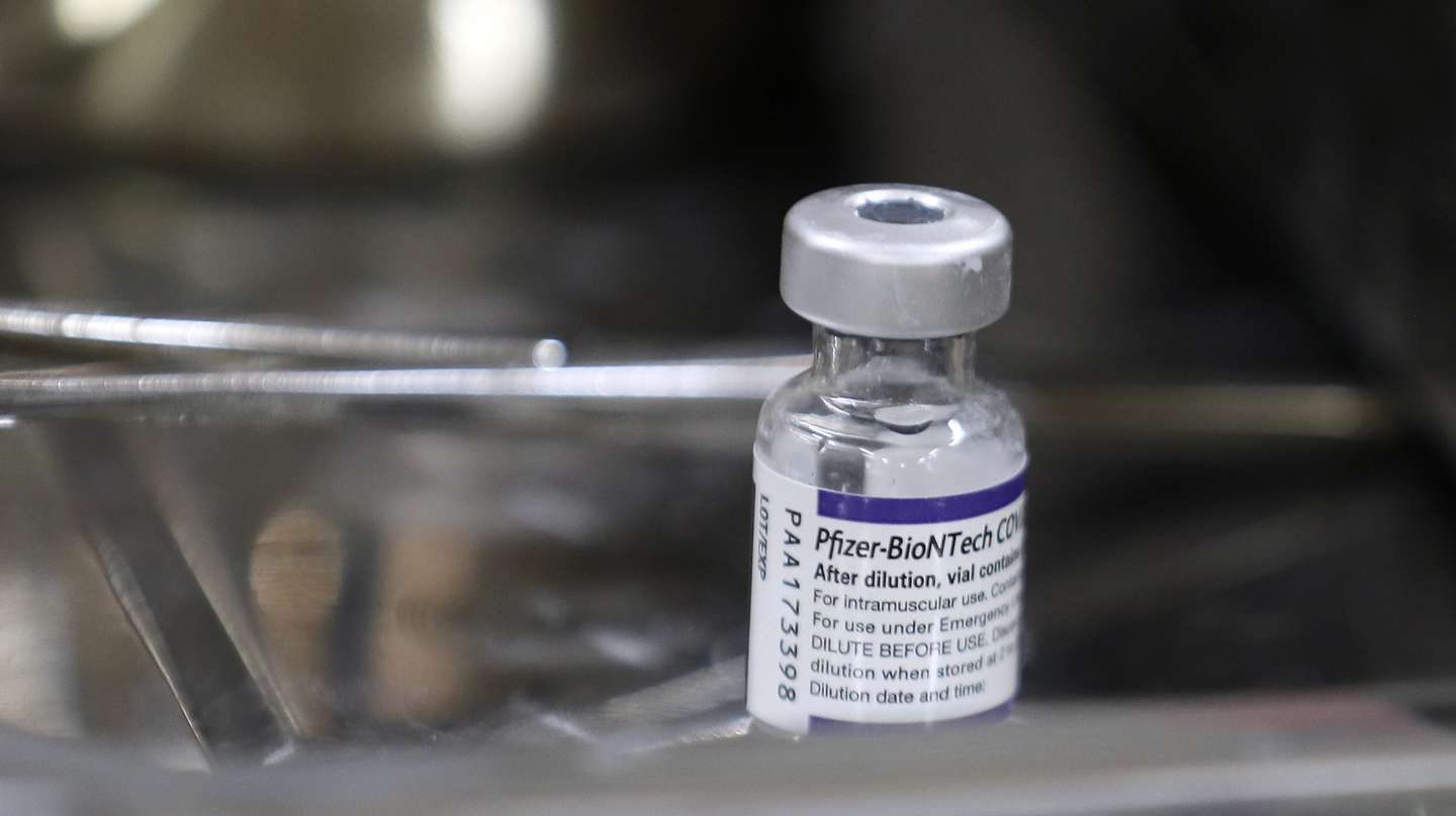 epa09510335 A vial of Pfizer vaccine sits on a tray in Hanoi, Vietnam, 07 October 2021. More than 11 million people in Vietnam have been​ fully vaccinated against COVID-19, according to the latest official data.  EPA/LUONG THAI LINH
