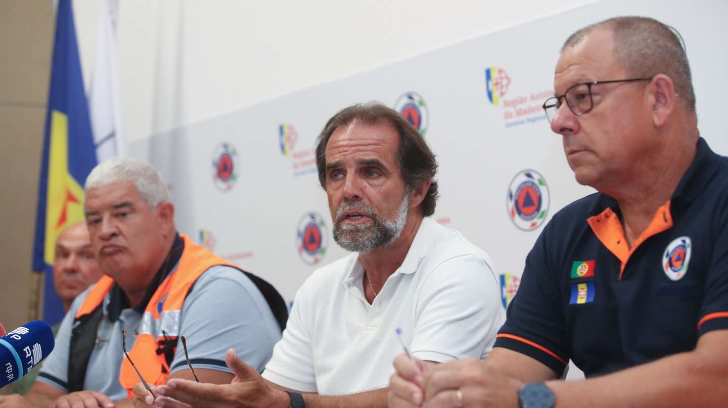 Conferência de imprensa sobre a situação dos incêndios com o presidente do Governo Regional da Madeira, Miguel Albuquerque (2D), Pedro Ramos (2E), secretário Regional de Saúde e Proteção Civil, e António Nunes (D), presidente da Proteção Civil da Madeira, no Funchal, 21 de agosto de 2024. O incêndio rural na ilha da Madeira deflagrou há uma semana, dia 14 de agosto, nas serras do município da Ribeira Brava, propagando-se progressivamente aos concelhos de Câmara de Lobos, Ponta do Sol e, através do Pico Ruivo, Santana. HOMEM DE GOUVEIA/LUSA