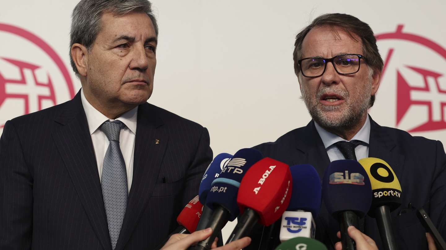 O diretor Nacional da Polícia Judiciária, Luís Neves (D), ladeado pelo presidente do COP, Fernando Gomes, fala aos jornalistas durante a cerimónia de posse dos órgãos sociais do Comité Olímpico de Portugal (COP) para o mandato 2025-2029, no Centro Cultural de Belém, Lisboa, 25 de março de 2025. ANTÓNIO COTRIM/LUSA