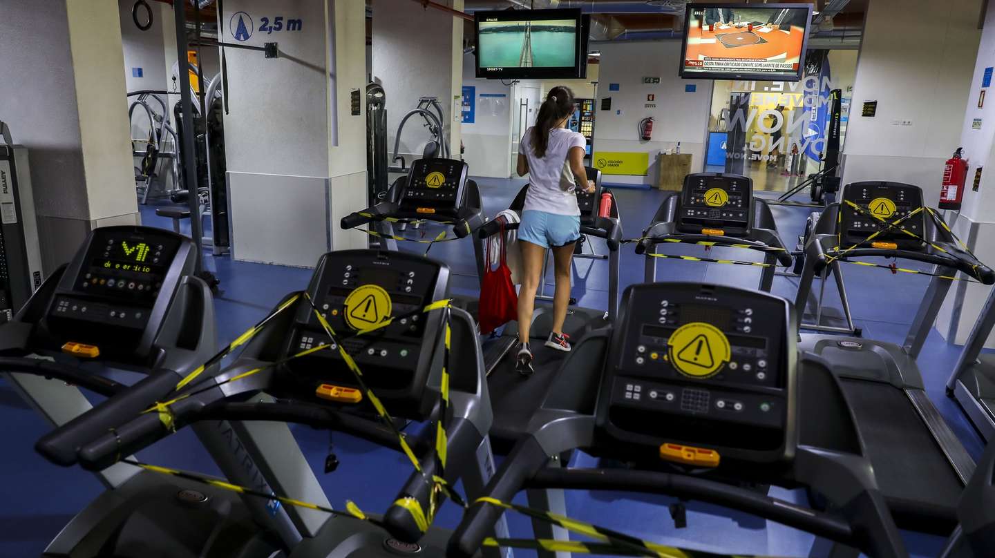 Uma utente corre sobre numa passadeira elétrica de um ginásio esta manhã em Lisboa, 03 de junho de 2020. Os ginásios puderam reabrir as suas portas ao público desde dia 1 de junho. MIGUEL A. LOPES/LUSA