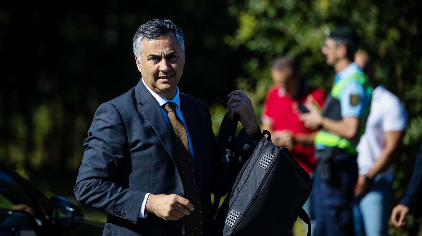 O ministro da Educação, Ciência e Inovação, Fernando Alexandre, à chegada para a reunião do Conselho de Ministros, em Oliveira de Azeméis, Aveiro, 04 de julho de 2024. JOSÉ COELHO/LUSA