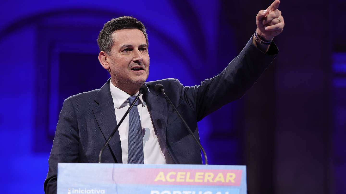 O presidente da Iniciativa Liberal, Rui Rocha, intervém durante o encontro "Acelerar Portugal”, que tem como objetivo apresentar e debater as suas propostas para o país, Mosteiro de São Bento da Vitória, Porto, 3 de maio de 2025. MANUEL FERNANDO ARAÚJO/LUSA