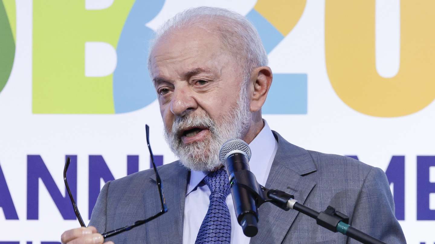 epa12215743 Brazilian President Luis Inacio Lula da Silva speaks during the opening ceremony of the 10th Annual Meeting of the New Development Bank, at the Fairmont Hotel in Copacabana, Rio de Janeiro, Brazil 04 July 2025.  EPA/ANDRE COELHO