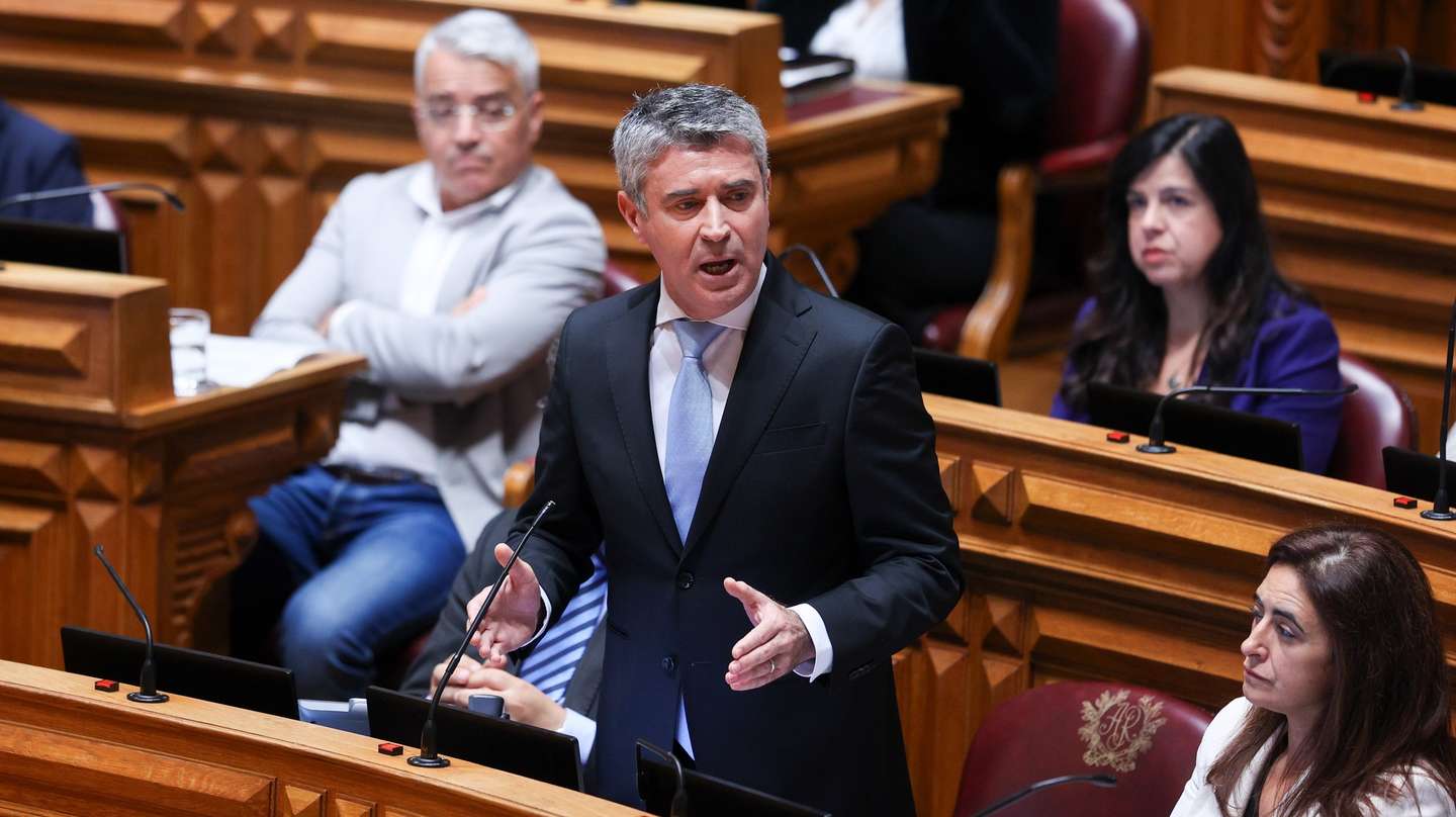 O líder do Partido Socialista, José Luis Carneiro, intervém durante a sessão plenária sobre o Orçamento do Estado para 2026 (OE2026), na Assembleia da República, em Lisboa, 27 de outubro de 2025. A Assembleia da República começa hoje a debater em plenário a proposta do Governo de Orçamento do Estado para 2026. MIGUEL A. LOPES/LUSA