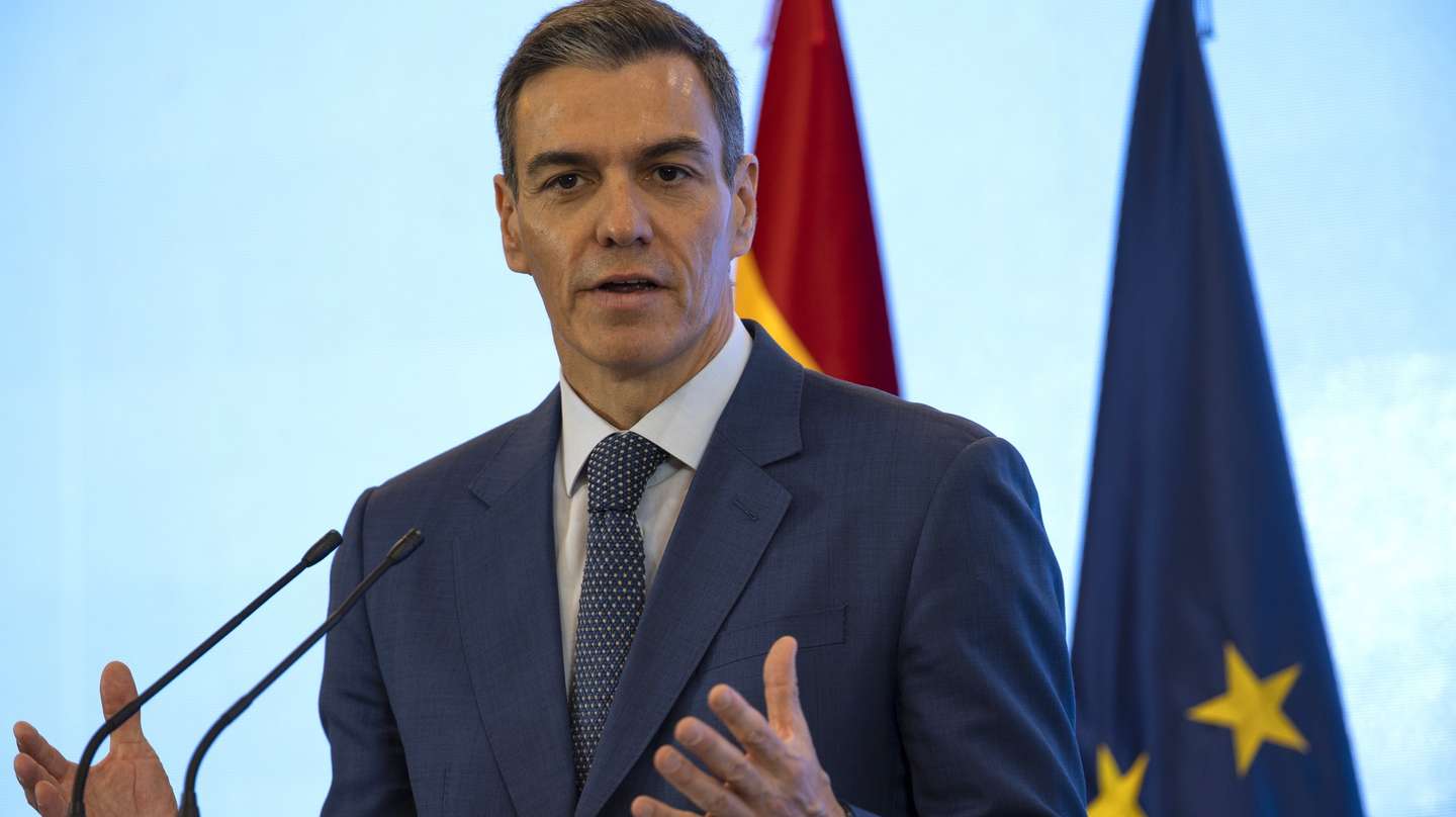 epa12888318 Spanish Prime Minister Pedro Sanchez speaks during a press conference at a hotel in Beijing, China, 14 April 2026. Sanchez is on an official visit to China until 15 April.  EPA/ANDRES MARTINEZ CASARES