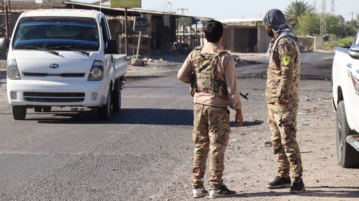 epa10850347 Members of the Kurdish-led, US-backed Syrian Democratic Forces (SDF) take up positions at Dhiban town in Deir ez-Zor province, eastern Syria, 09 September 2023. The SDF forces declared an 'end' to military operations in Deir ez-Zor against Arab tribes that left at least 90 dead following the capture of their stronghold of Dhiban. The fighting between SDF forces and Arab tribes fighters broke out hours after the US-backed force arrested Ahmed Khbeil, commander of the SDF-linked Deir ez-Zor Military Council, better known as Abu Khawla, accusing him of collaborating with the Syrian government, drug trafficking and failing to curb an increase of Islamic State (IS) activities in the area.  EPA/AHMED MARDNLI
