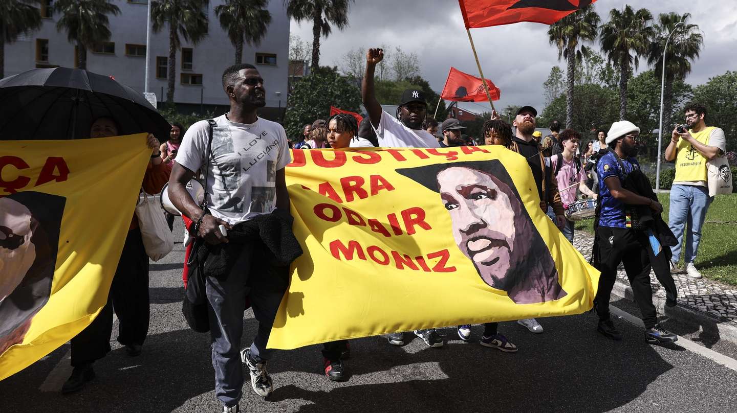 Manifestantes durante a Marcha da Cova da Moura ao bairro do Zambujal - Justiça para Odair Moniz e todas as vítimas de violência policial, Amadora, 12 de abril de 2025. MIGUEL A. LOPES/LUSA