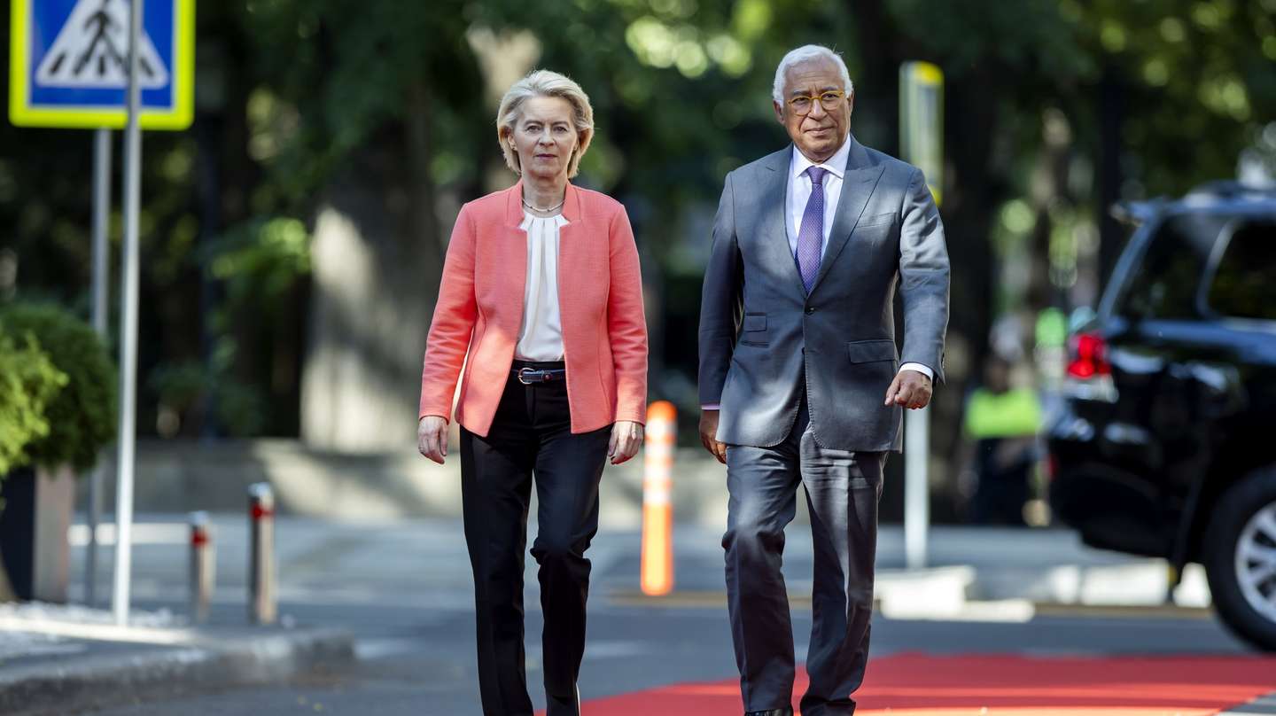 epa12215742 European Commission President Ursula von der Leyen (L) and European Council President Antonio Costa (R) arrive for the EU-Moldova Summit in Chisinau, Moldova, 04 July 2025. The presidents of the European Council and the European Commission are visiting Chisinau for the summit, which is expected to address Moldova's efforts toward EU integration, democratic reforms, and economic development.  EPA/DUMITRU DORU