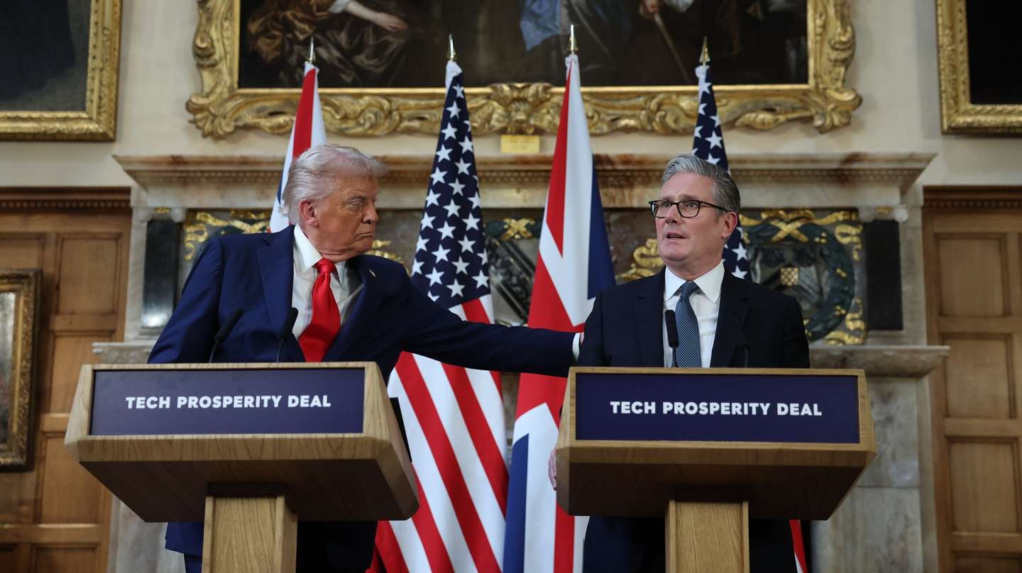 epaselect epa12387607 US President Donald J. Trump (L) and British Prime Minister Keir Starmer (R) attend a press conference at Chequers, the country residence of the Prime Minister in Aylesbury, Britain, 18 September 2025. President Trump is on his second state visit to the UK where he met with the King and with the Prime Minister Starmer.  EPA/NEIL HALL / POOL