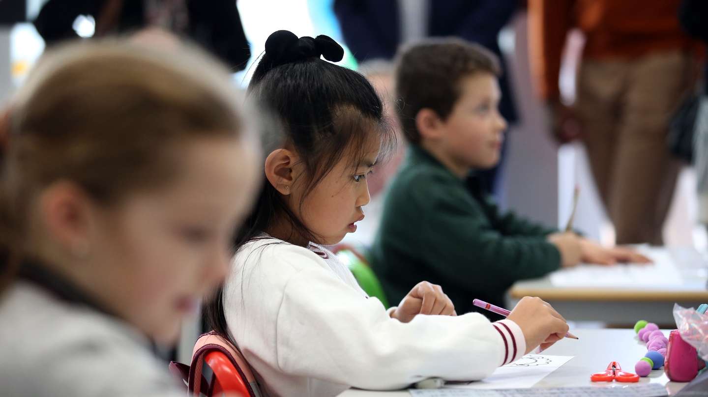 Alunos numa aula no Centro Escolar de São Teotónio que integra estudantes com 32 nacionalidades. Com capacidade para cerca de 200 crianças do 1.º ciclo do ensino básico, este estabelecimento de educação e ensino, pertencente à Rede de Escolas para a Educação Intercultural, distingue-se precisamente pela integração de alunos migrantes. Odemira, 9 de março de 2022. NUNO VEIGA/LUSA