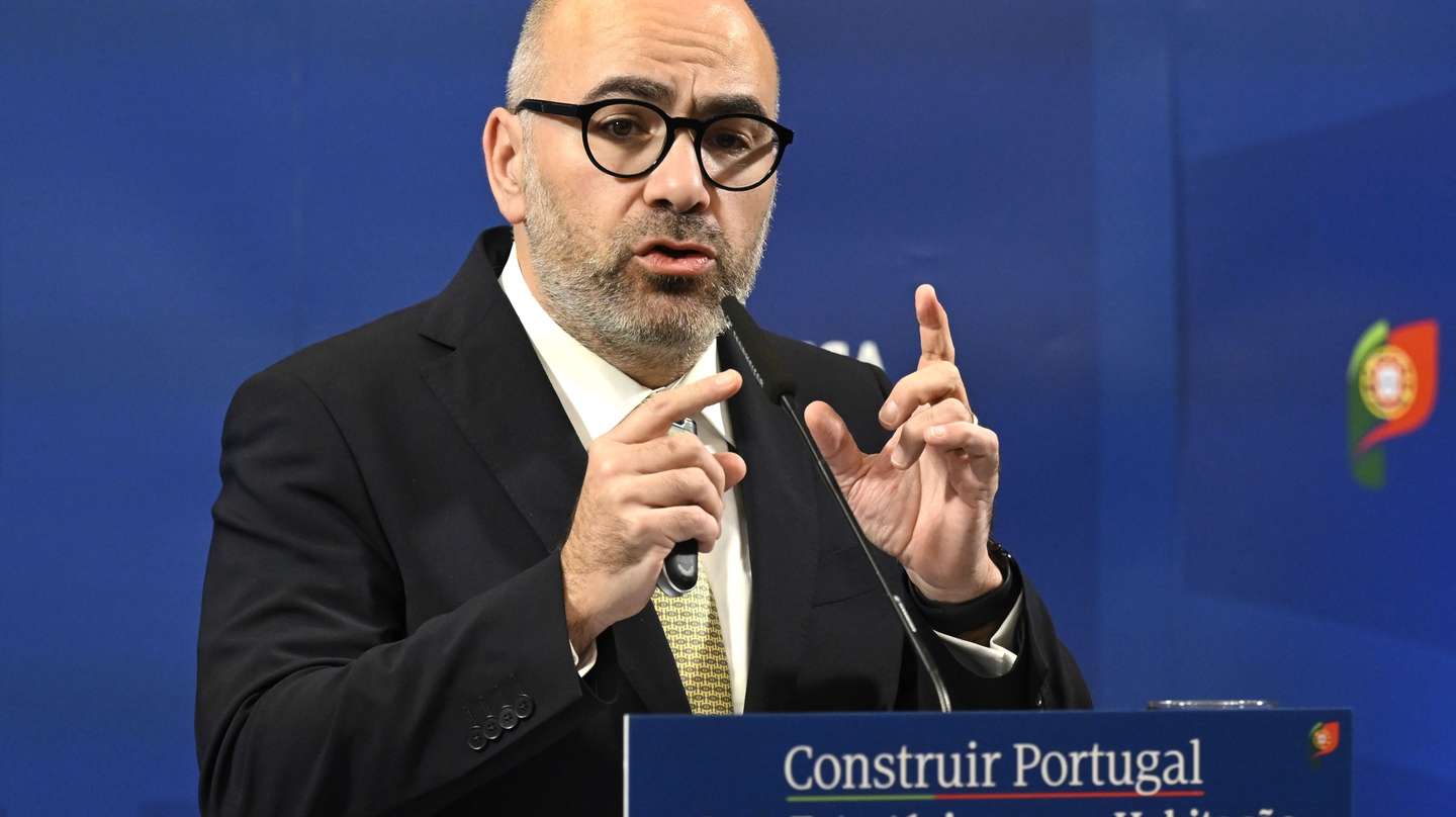 O ministro das Infraestruturas e Habitação, Miguel Pinto Luz, intervém durante a sessão de apresentação do Programa "Construir Portugal: Nova Estratégia para a Habitação", na Câmara Municipal do Porto, 10 de maio de 2024. FERNANDO VELUDO/LUSA