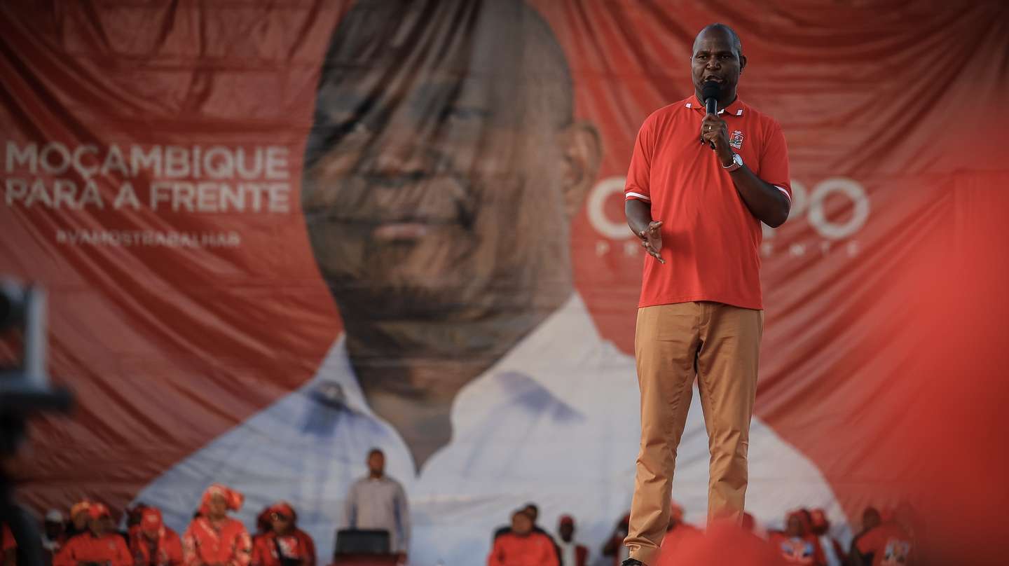 epa11646180 Frelimo presidential candidate Daniel Chapo delivers a speech during his election campaign in Maputo, Mozambique, 06 October 2024.  Mozambique is holding its seventh presidential and legislative elections on 09 October, as well as the fourth elections for provincial assemblies and governors. The current head of state, Filipe Nyusi, has reached the constitutional limit of two terms and is no longer running.  EPA/JOSE COELHO