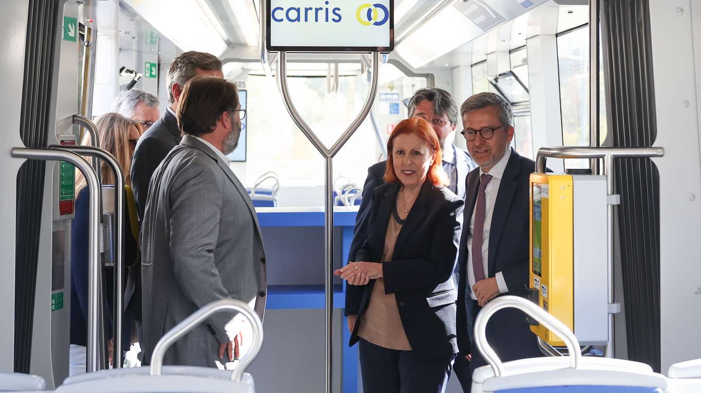 A ministra do Ambiente e Energia, Maria da Graça Carvalho, acompanhada pelo presidente da Câmara Municipal de Lisboa (CML), Carlos Moedas (D), durante a cerimónia de lançamento do futuro transporte elétrico em canal dedicado que ligará o Terreiro do Paço ao limite norte do Parque das Nações em apenas 15 minutos, Lisboa, 01 de abril de 2025. ANTÓNIO COTRIM/LUSA