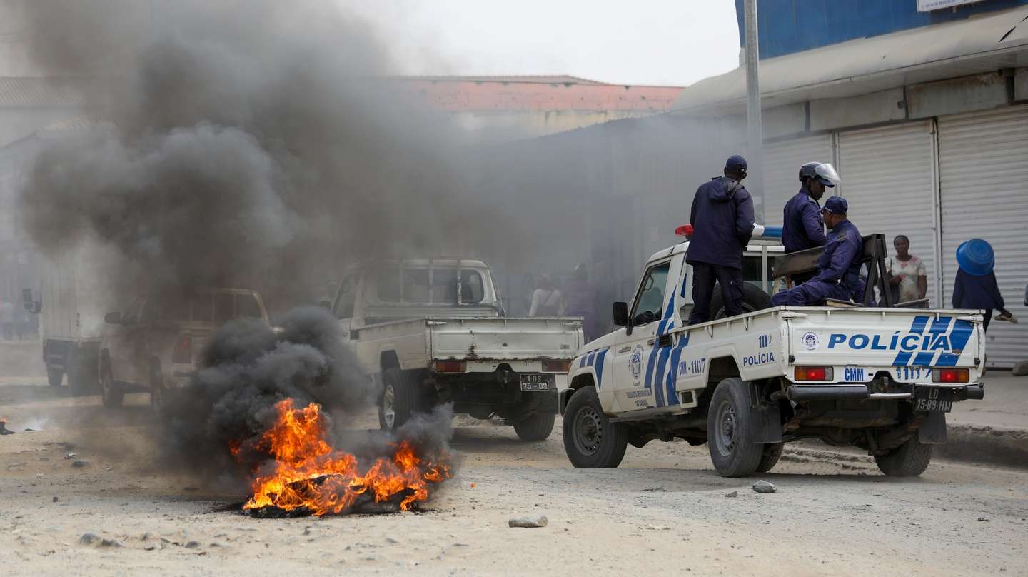 Police officers arrive at the local where  people vandalized stores during the first day of the taxi strike in Luanda, Angola, 28 July 2025. Angolan taxi drivers’ associations have called for a strike until Wednesday in the main Angolan provinces, as a form of protest against the increase in diesel prices at the beginning of this month, which led to an increase in public transport fares. AMPE ROGERIO/LUSA