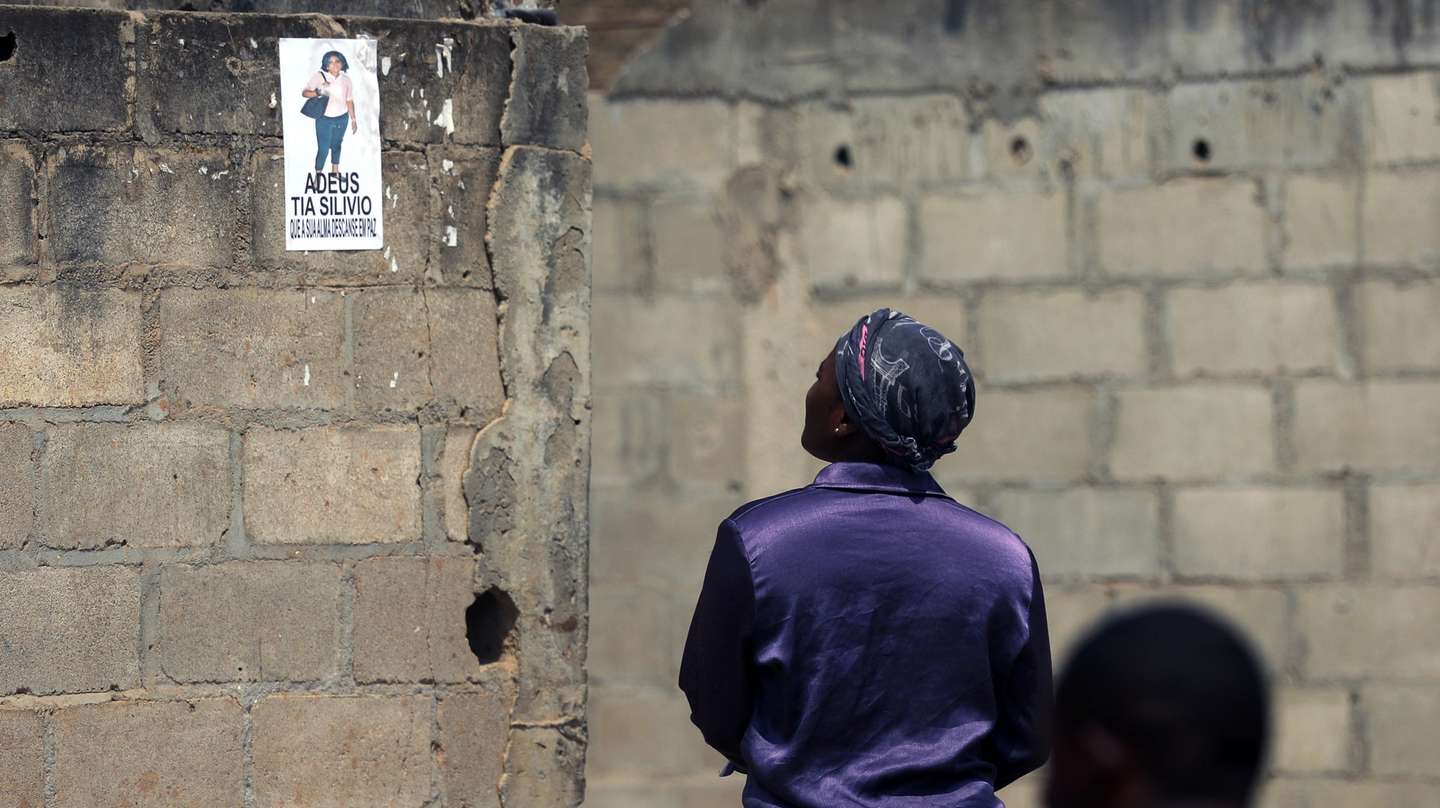 “Queremos justiça” é o grito que ecoa entre familiares e vizinhos da mulher morta por disparos da polícia num bairro pobre de Luanda, durante os tumultos dos últimos dias, deixando viúvo e órfãos desolados clamando por ajuda, Luanda, Angola, 31 de julho de 2025. A morte de Silvi Mubiala, 33 anos, que saiu de casa na terça-feira para socorrer o filho, perdido no meio dos distúrbios na Caop B - bairro de Viana, na periferia da capital angolana -, causou e ainda causa choque entre a população local que acusa agentes da Polícia de Intervenção Rápida (PIR) de serem os autores dos disparos. (ACOMPANHA TEXTO DE JULHO DE 2025). AMPE ROGÉRIO/LUSA