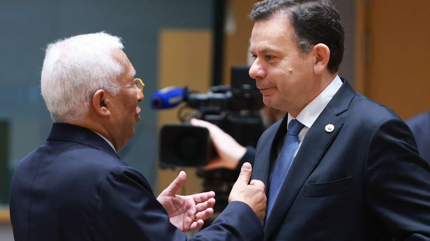 epa12832430 European Council President Antonio Costa and Portuguese Prime Minister Luis Montenegro during a formal meeting of the members of the European Council in Brussels, Belgium, 19 March 2026. Leaders are expected to discuss the situation in the Middle East and Iran, continued support for Ukraine, European competitiveness, defence readiness and migration amid rising geopolitical and economic tensions.Ó  EPA/OLIVIER HOSLET