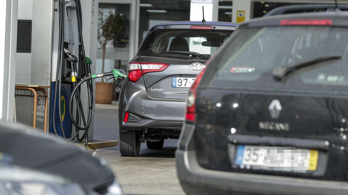Automobilistas portugueses abastecem em Espanha para fugir aos preços altos dos combustíveis em Portugal e vão abastecer a Espanha, onde a diferença pode chegar aos 36 cêntimos por litro, em Ayamonte, Espanha, 17 de outubro de 2021. (ACOMPANHA TEXTO). LUÍS FORRA/LUSA