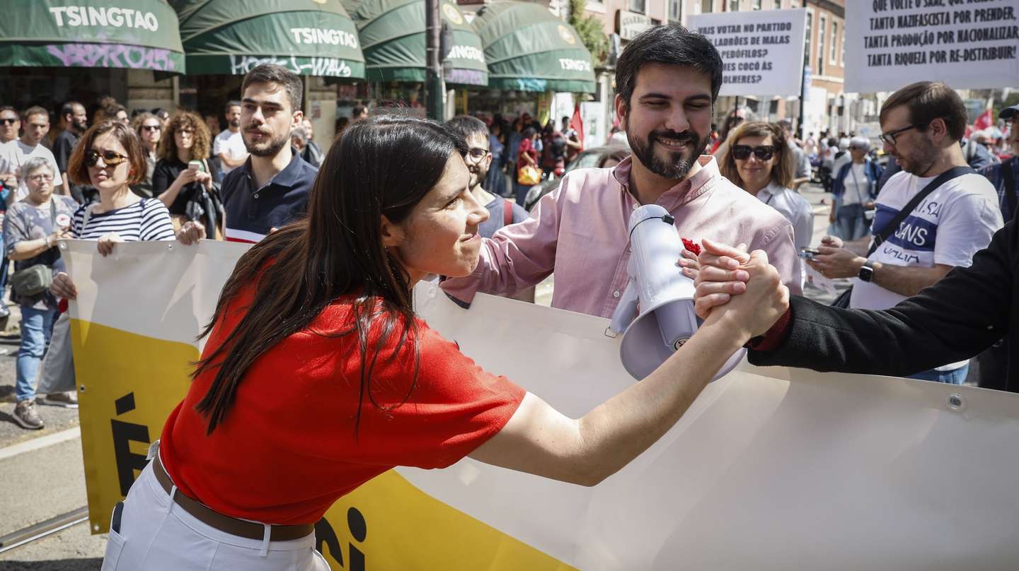 A coordenadora do Bloco de Esquerda (BE), Mariana Mortágua C), participa na marcha do Dia do Trabalhador convocada pela CGTP-IN, entre o Martim Moniz e a Alameda D. Afonso Henriques, em Lisboa, 01 de maio de 2025. ANTÓNIO PEDRO SANTOS/LUSA
