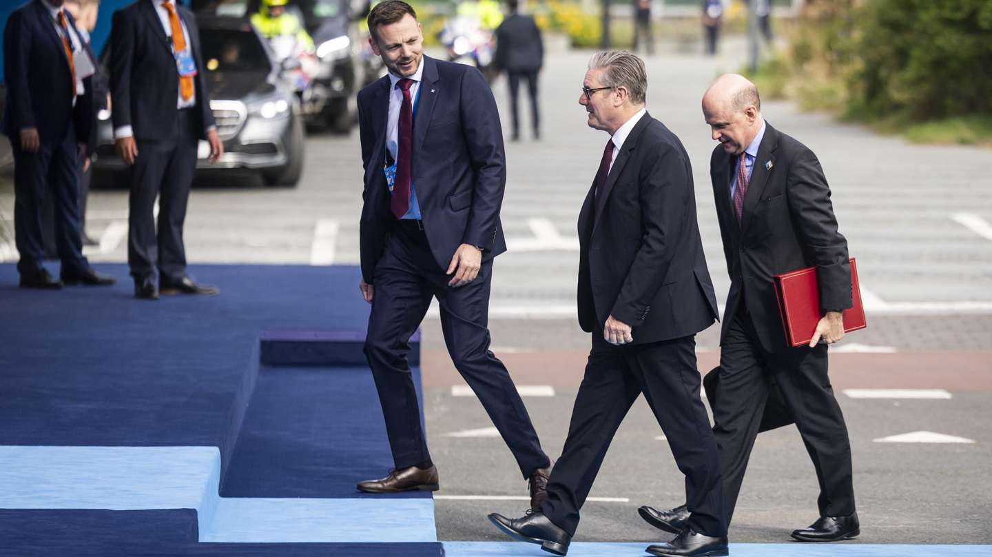 epa12196028 British Prime Minister Keir Starmer (2-R) and Angus Lapsley (R), the United Kingdom's permanent representative to NATO, arrive for the NATO Summit at the World Forum in The Hague, The Netherlands, 25 June 2025. The Netherlands, for the first time in NATO's history of existence, is hosting a NATO summit.  EPA/IRIS VAN DEN BROEK