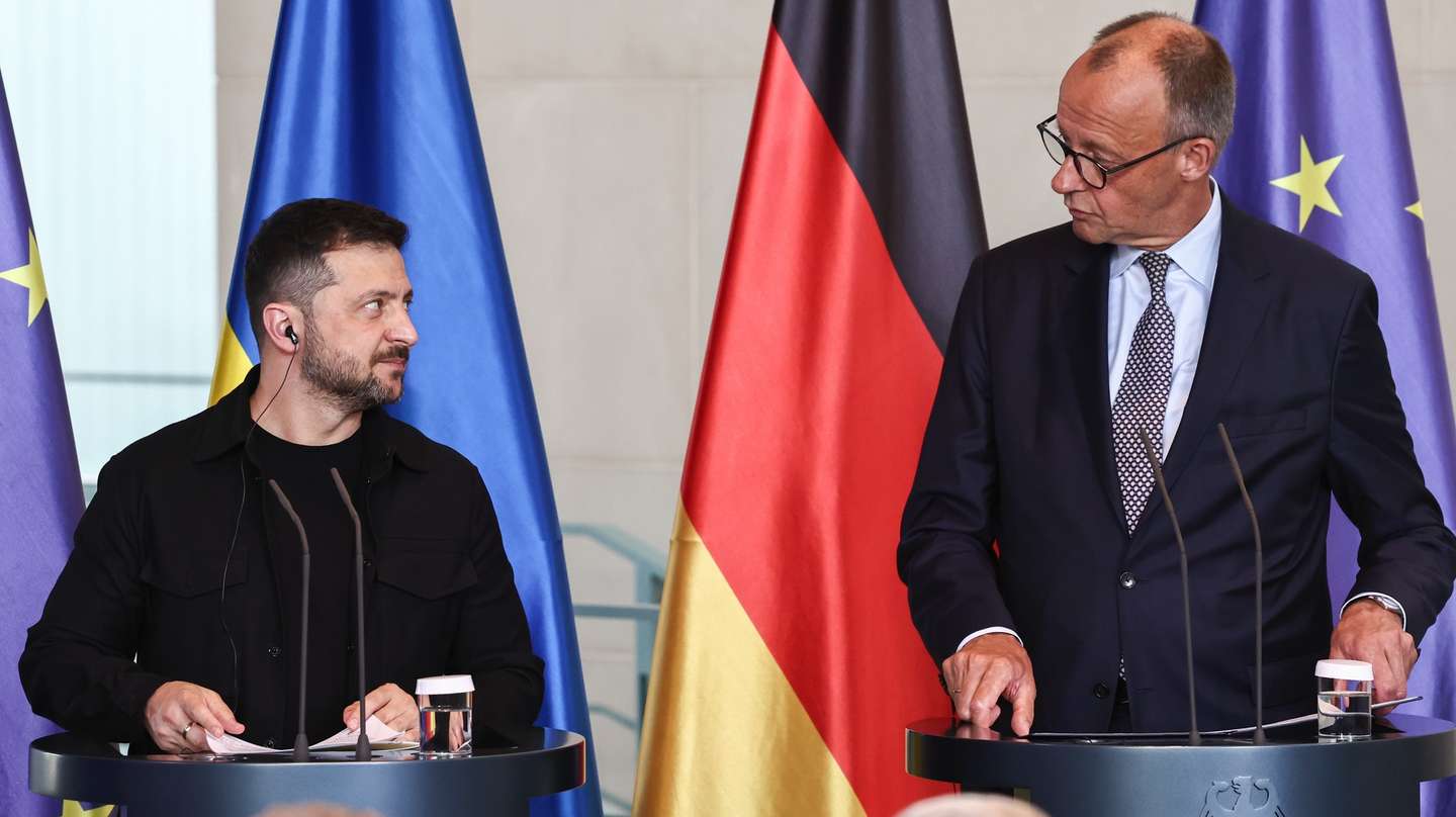 epa12297944 German Chancellor Friedrich Merz (R) and Ukrainian President Volodymyr Zelensky attend a press conference following a video call with other heads of state ahead of a summit between the US and Russian leaders, in Berlin, Germany, 13 August 2025.  EPA/FILIP SINGER