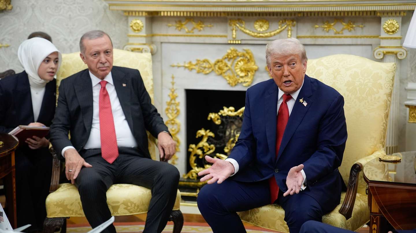 epa12405260 US President Donald Trump (R) gestures as he meets with Turkish President Recep Tayyip Erdogan (2-L) in the Oval Office of the White House, in Washington, DC, USA, 25 September 2025.  EPA/YURI GRIPAS / POOL