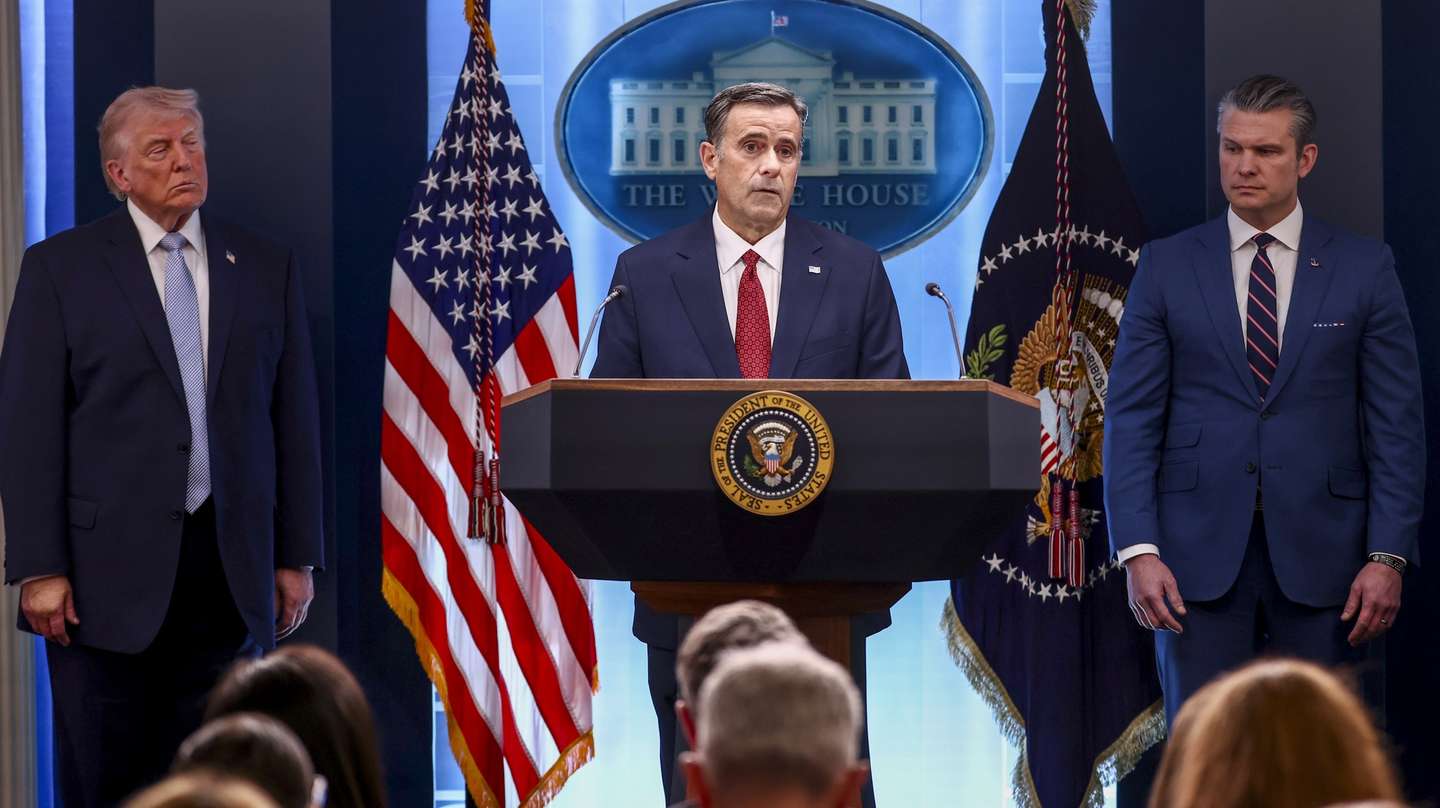 epa12872270 US President Donald Trump (L) and Secretary of Defense Pete Hegseth (R) listen as CIA Director John Ratcliffe (C) briefs the media on Iran from the White House in Washington, DC, USA, 06 April 2026.  EPA/JIM LO SCALZO