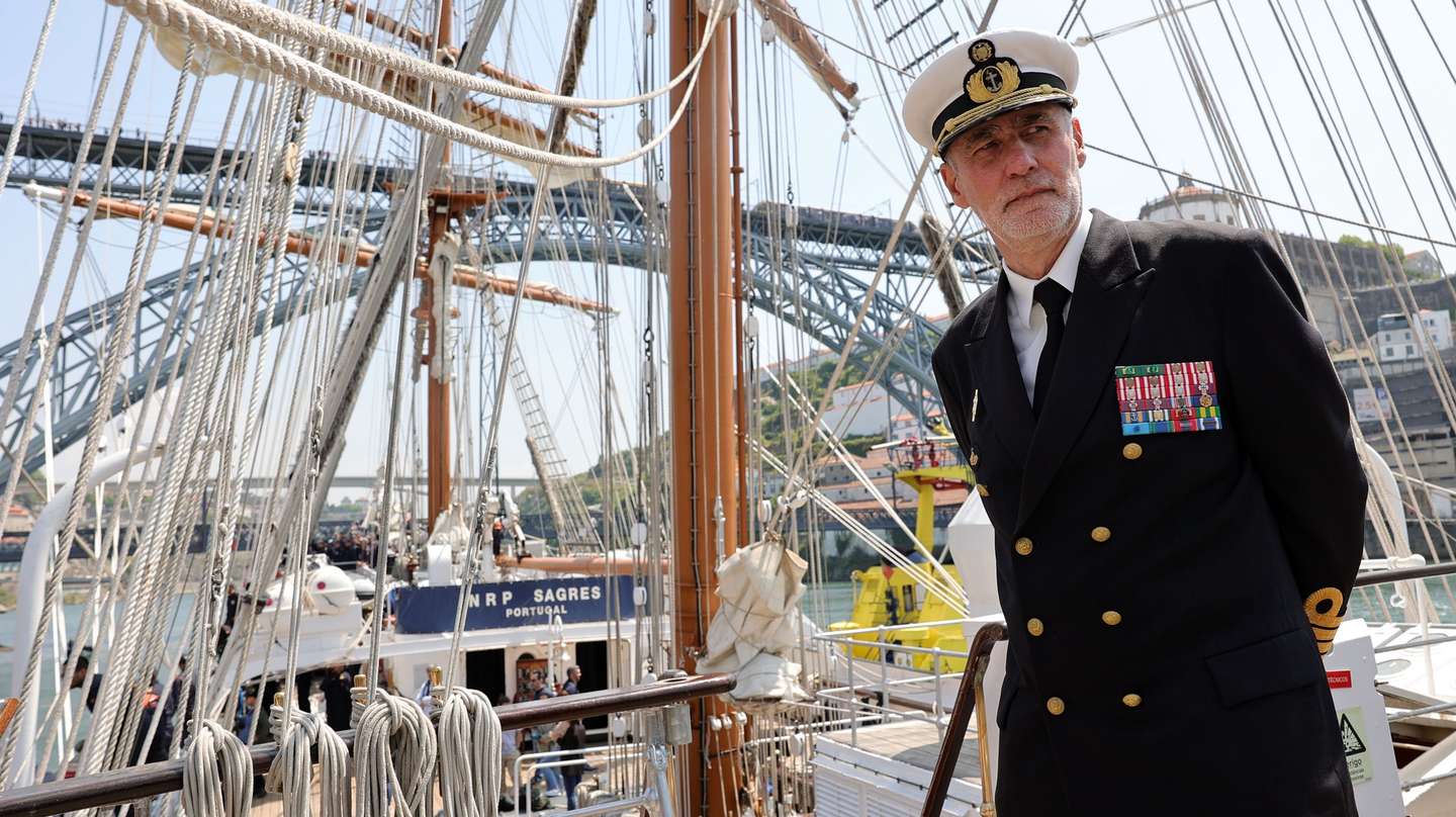 O Chefe do Estado-Maior da Armada, almirante Gouveia e Melo, durante a viagem do navio-escola NRP Sagres, de Matosinhos para o Porto, no âmbito das comemorações do Dia da Marinha 2023, que este ano se assinala na cidade do Porto, 15 de maio de 2023. ESTELA SILVA/LUSA