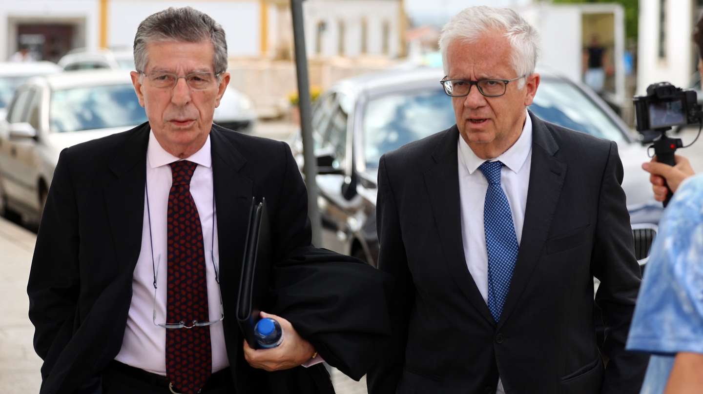 O ex-ministro da Administração Interna, Eduardo Cabrita (D), acompanhado do seu advogado, Magalhães e Silva, à chegada ao Tribunal Judicial de Évora para ser interrogado como arguido na instrução do processo do atropelamento mortal na A6, Évora, 9 de junho de 2023. Em 18 de junho de 2021, Nuno Santos, funcionário de uma empresa que realizava trabalhos de manutenção na A6, foi atropelado mortalmente pelo automóvel em que seguia o então ministro da Administração Interna, Eduardo Cabrita, no concelho de Évora. NUNO VEIGA/LUSA
