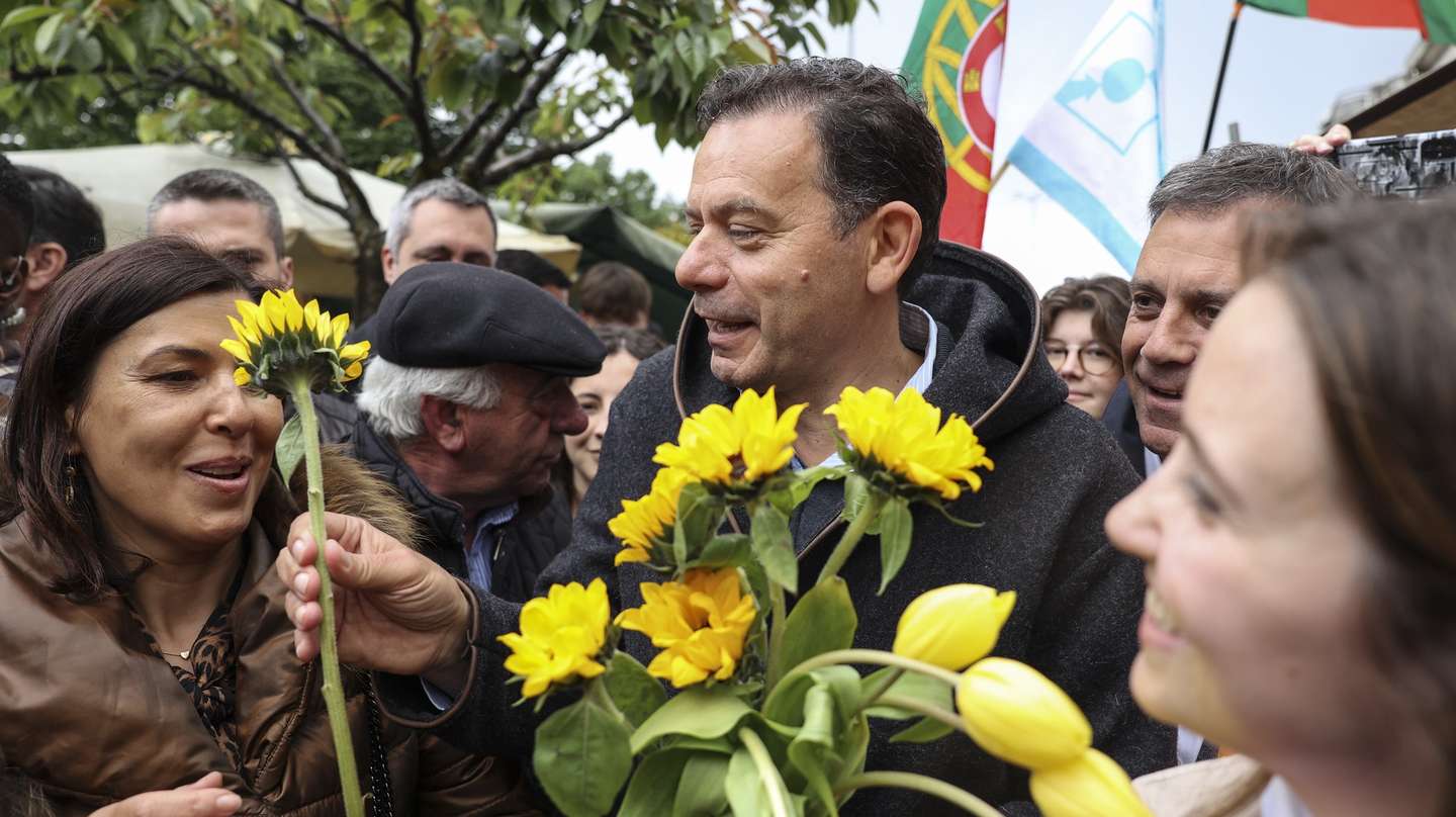 O presidente do Partido Social Democrata (PSD), Luís Montenegro numa ação de rua da Aliança democrática (AD)  em Bragança no âmbito da campanha para as eleições legislativas. 04 de maio de 2025. MIGUEL A. LOPES/LUSA