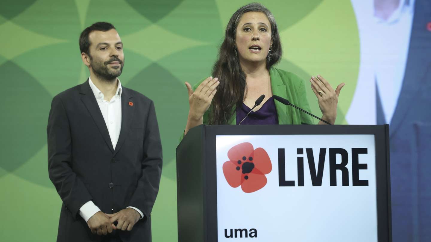 A co-porta-voz do Livre, Isabel Mendes Lopes (D), ladeada pelo outro co-porta-voz do partido, Jorge Pinto (E), intervém durante durante o segundo dia do 17º Congresso do Livre, em Sintra, 12 de julho de 2026. ANTÓNIO PEDRO SANTOS/LUSA