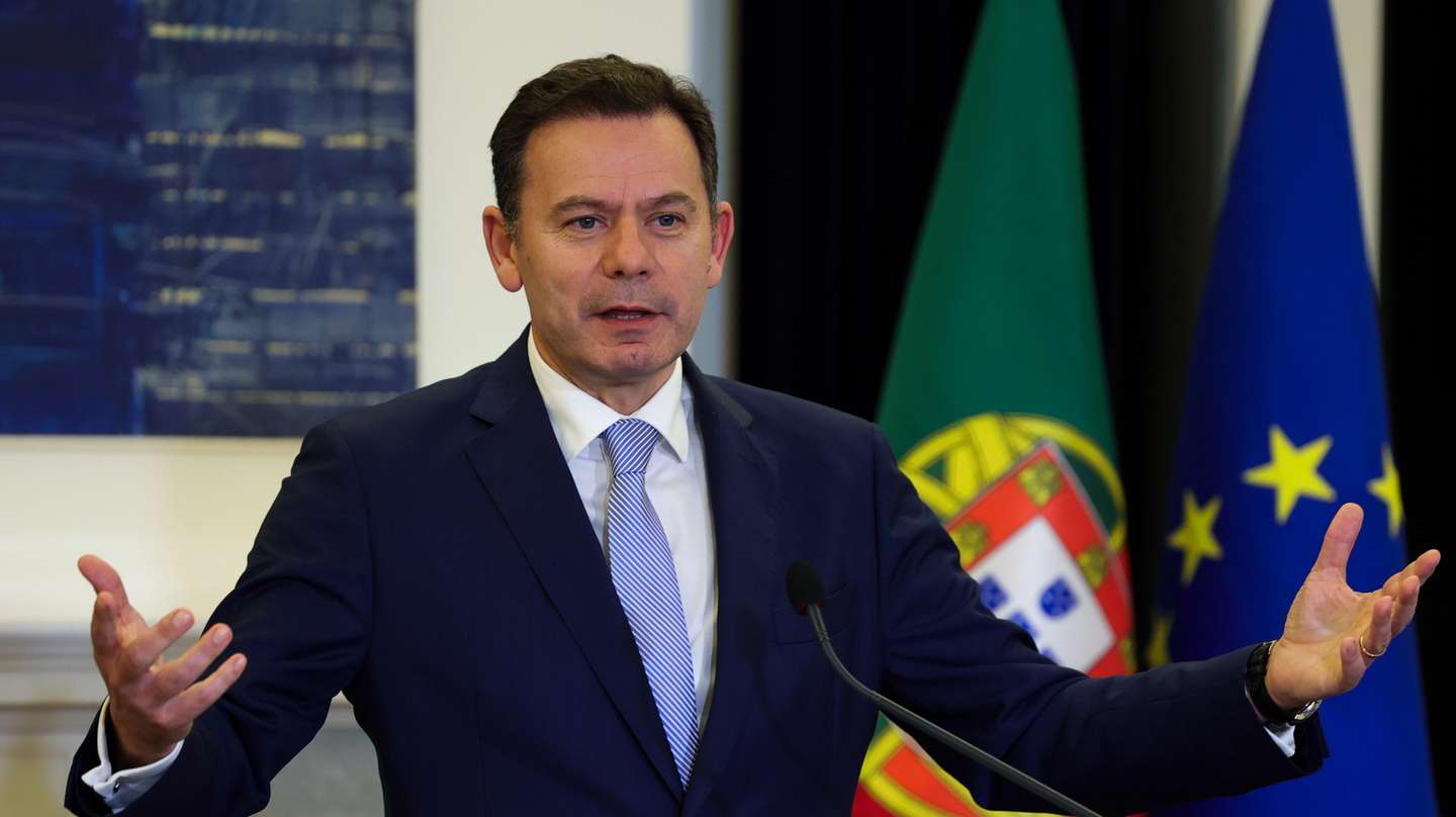 O primeiro-ministro, Luis Montenegro, intervém durante cerimónia de assinatura de acordo de Compromisso de Cooperação com o Setor Social e Solidário para 2025-2026, na residência oficial, em Lisboa, 18 de março de 2025. MANUEL DE ALMEIDA/LUSA