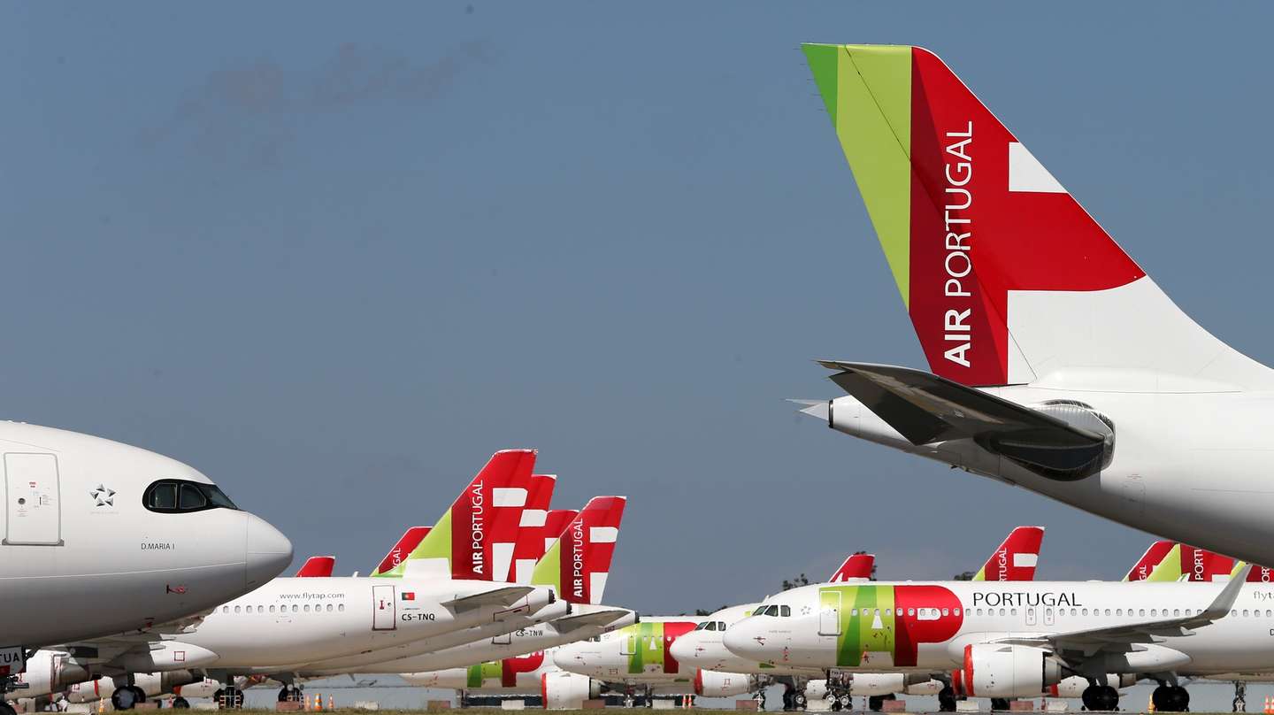 Aviões da TAP parados na pista do Aeroporto Internacional Humberto Delgado faz a desinfeção dos espaços, em Lisboa, 05 de junho de 2020. O primeiro-ministro considerou hoje que os aeroportos portugueses garantem condições de segurança e de higienização para impedir contágios da covid-19 e estão preparados para a retoma do tráfego aéreo a partir do próximo dia 15. MANUEL DE ALMEIDA/LUSA