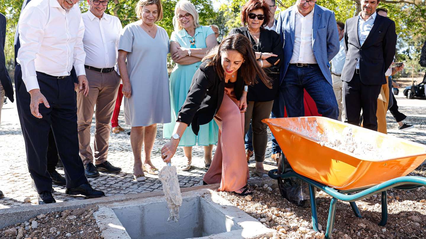 A ministra da Habitação, Marina Gonçalves (C), durante o lançamento da primeira pedra de um conjunto habitacional em Vale de Rãs, no âmbito da Estratégia Local de Habitação – Estado da Arte, em Loulé, 14 de junho de 2023. LUÍS FORRA/LUSA