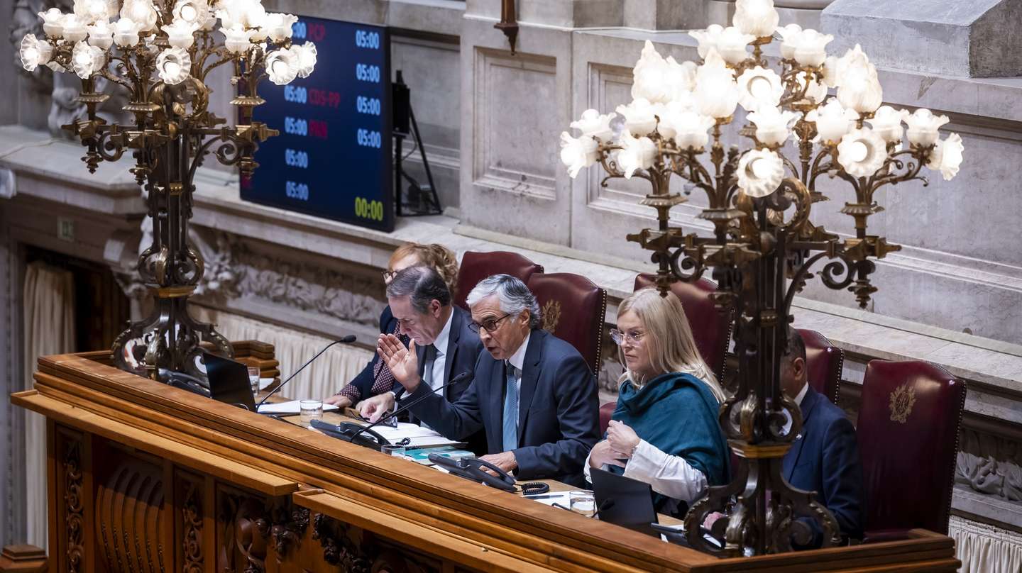 O presidente da Assembleia da República, José Pedro Aguiar Branco, usa da palavra durante a sessão plenária de votação do Orçamento de Estado 2025, 29 de novembro de 2024. A sessão plenária de hoje foi marcada por um protesto, que incluiu a colação de tarjas nas janelas. da Assembleia da República, contra a aprovação ontem no parlamento do fim do corte de 5% nos salários dos titulares de cargos públicos. JOSÉ SENA GOULÃO/LUSA