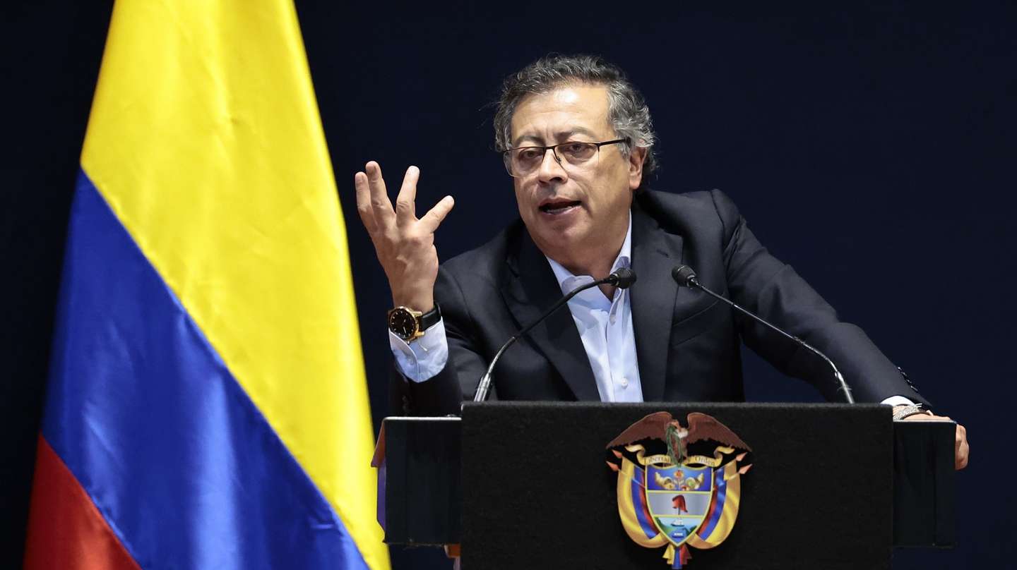 epaselect epa11634519 Colombia's President Gustavo Petro speaks during a conference at the Antiguo Palacio de Medicina (Former Palace of Medicine) of the National Autonomous University of Mexico (UNAM) in Mexico City, Mexico, 30 September 2024. Colombia's president, Gustavo Petro, proposed a world revolution' in the face of the climate emergency caused by fossil fuels during a conference in the Mexican capital, where he ironized with the indirect participation of the president-elect, Claudia Sheinbaum, in the M-19 guerrillas.  EPA/JOSE MENDEZ