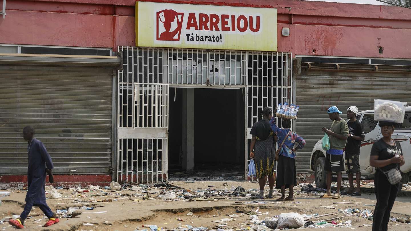 O balanço provisório das autoridades angolanas aponta para 22 mortos, 197 feridos e 1.214 detenções nos dois dias de tumultos registados na província de Luanda, durante uma paralisação de taxistas, avançou hoje o Governo, Luanda, Angola, 30 de julho de 2025. Os protestos violentos coincidiram com a greve de operadores de táxis, contra o fim dos subsídios aos combustíveis e as manifestações contra o aumento do custo de vida convocadas para segunda, terça-feira e hoje. AMPE ROGÉRIO/LUSA