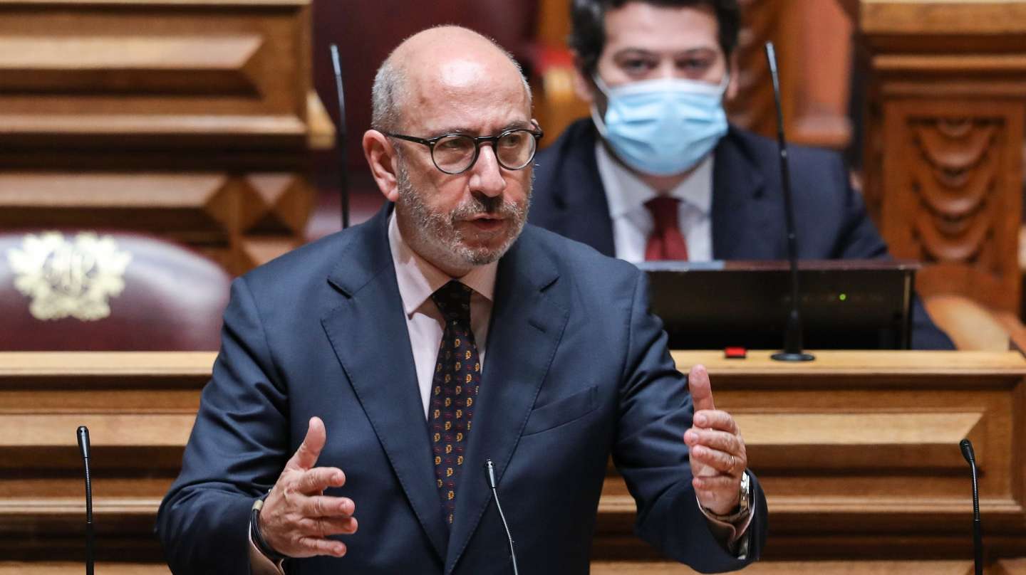 O líder parlamentar do CDS-PP, Telmo Correia, intervém no debate sobre o decreto presidencial que prolonga o estado de emergência até 14 de fevereiro e que permite a proibição ou limitação de aulas presenciais e restrições à circulação internacional, na Assembleia da República em Lisboa, 28 de janeiro de 2021. MIGUEL A. LOPES/LUSA