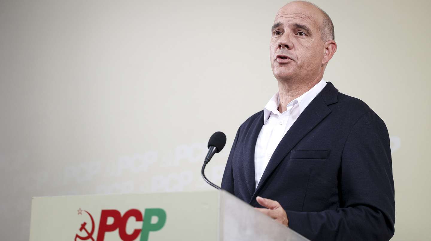 O secretario-geral do Partido Comunista  Português (PCP), Paulo Raimundo, presta declarações a propósito do Orçamento do Estado para 2025 na sede do partido em Lisboa, 02 de outubro de 2024. FILIPE AMORIM/LUSA